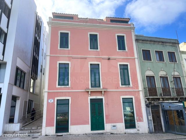 Edifcio comercial de 4 andares vista mar Peniche