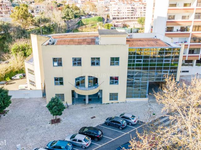 Edifcio Comercial em Carnaxide 5 Pisos