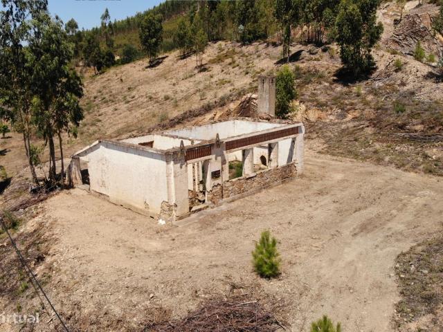Edifcio de pedra 166m2 implantada num terreno de 3704m2, Vila de Rei