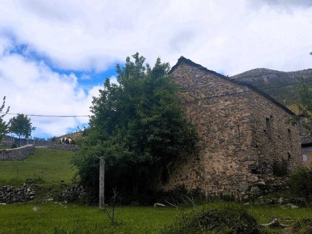 EDIFICACION DE PIEDRA EN NERIN ZONA CAÑON DE AÑISCLO