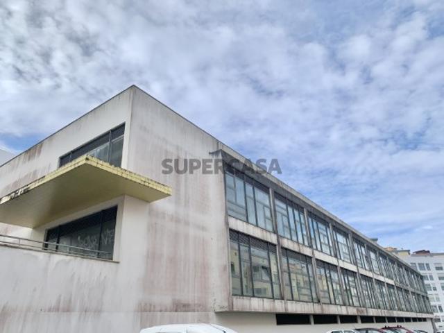 Edifício 3 pisos+1 e estacionamento Sintra