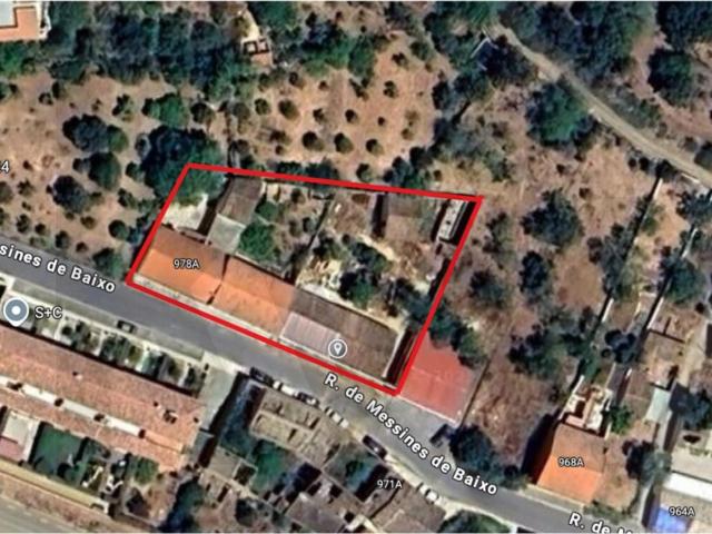 Edifício térreo com palheiro, quintal e armazém com zona de. 221m² São Bartolomeu De Messines