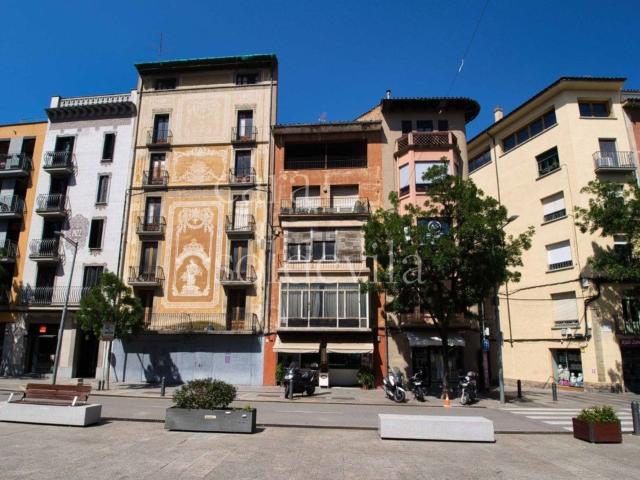 Edificio, Vic