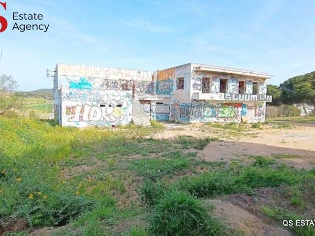 Edificio a reformar con terreno amplio en Palafolls