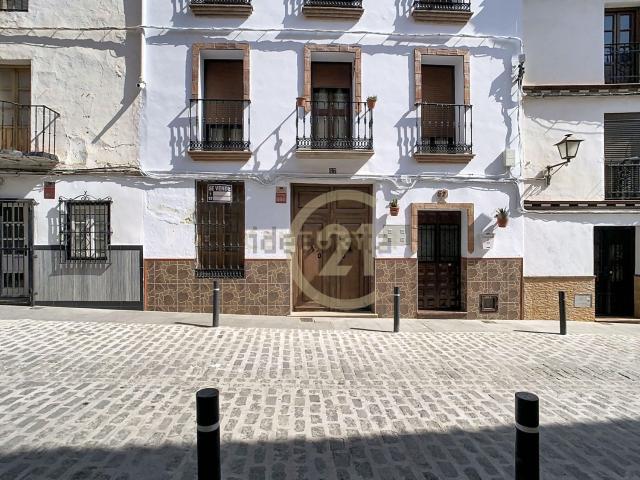 Edificio, Alora