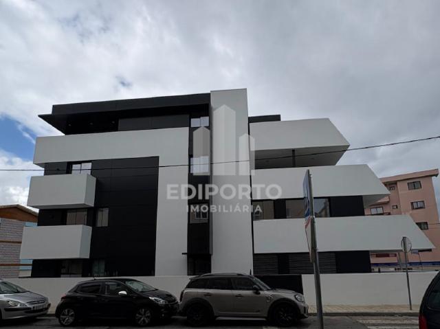 Elegante T2 com Varanda e Design de Autor – 1.º Andar – S. Cosme, Gondomar, Gondomar