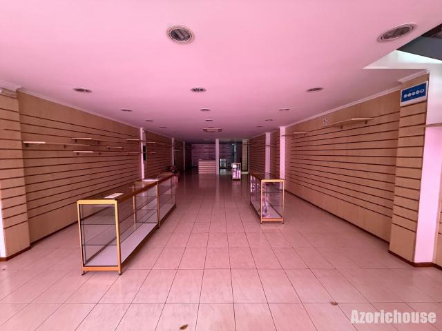 EDIFÍCIO C/ ESPAÇO COMERCIAL NO R/C