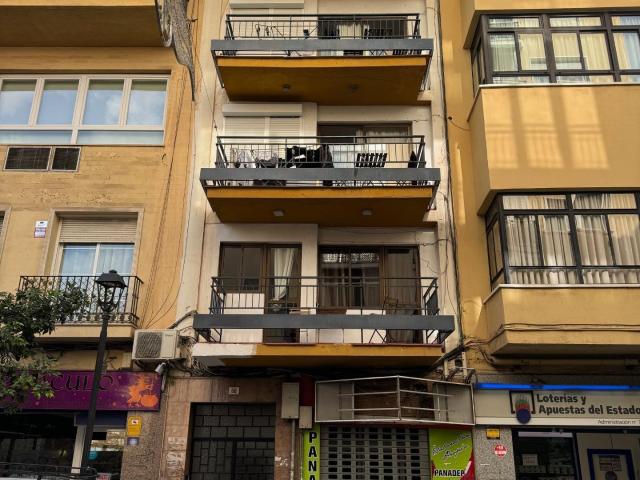 Edificio con local comercial en plena Calle Victoria