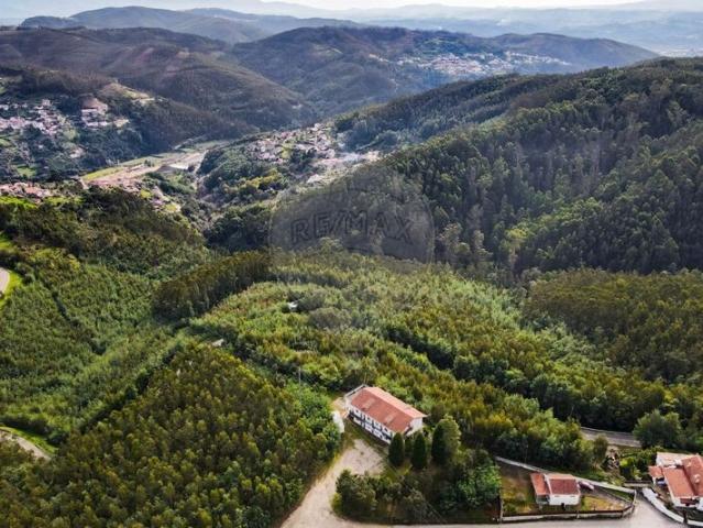 Edifício com 15 quartos, distribuídos por dois pisos, inclui. 487m² Torres Do Mondego
