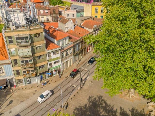 Edifício com espectacular vista sobre o Douro, em Massarelos, Porto