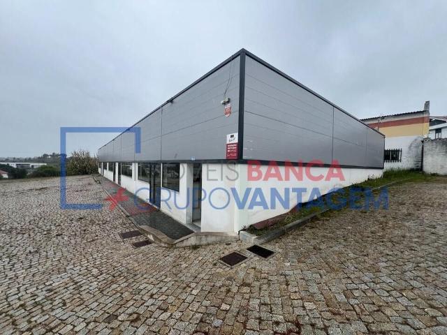 Edifício Comercial com 4 Frações e Construção Industrial em Zona de Expansão Vila Franca das Naves