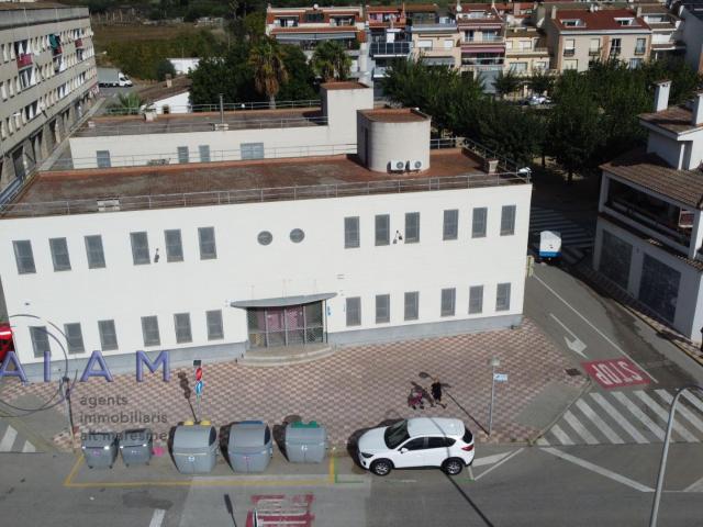 Edificio comercial con parking en la NII de Pineda de Mar