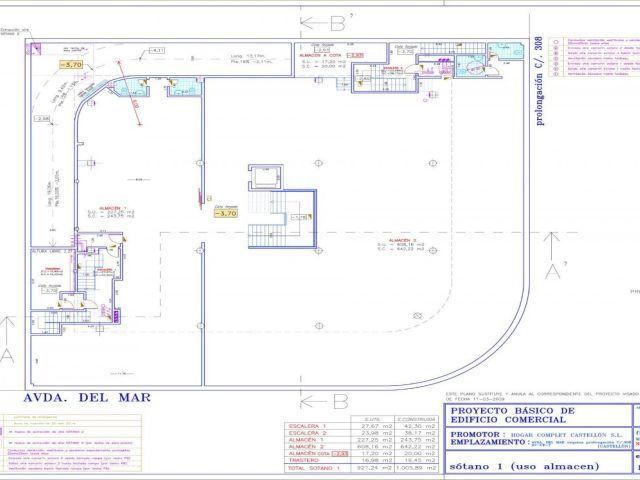 Edificio comercial, todavía en construcción en fase de estructura en espacio comercial Carrefour