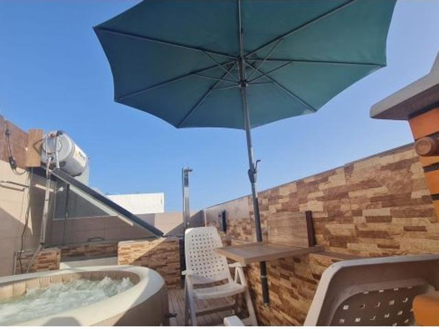 Edificio completo con garaje para 5 coches, 2 viviendas y azotea con jacuzzi – Gran oportunidad en V
