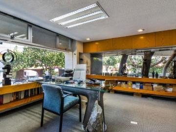 Edificio completo de 3 niveles con uso de suelo de oficinas en Jardines