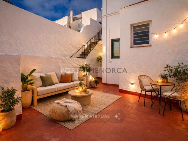 Edificio compuesto de dos viviendas con patio en Mahón. 228m² Mahón