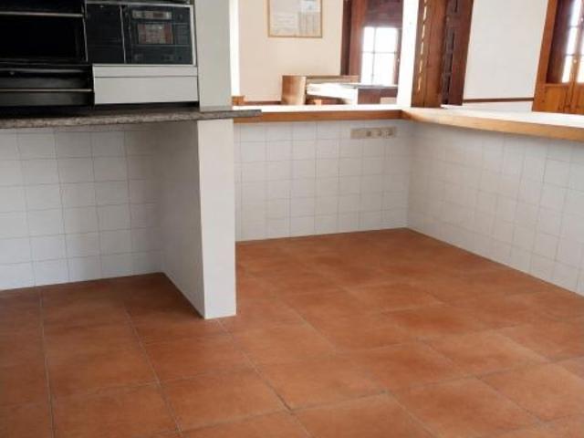 Edificio con antigua actividad hostelera y vivienda independiente junto al puerto de Dénia