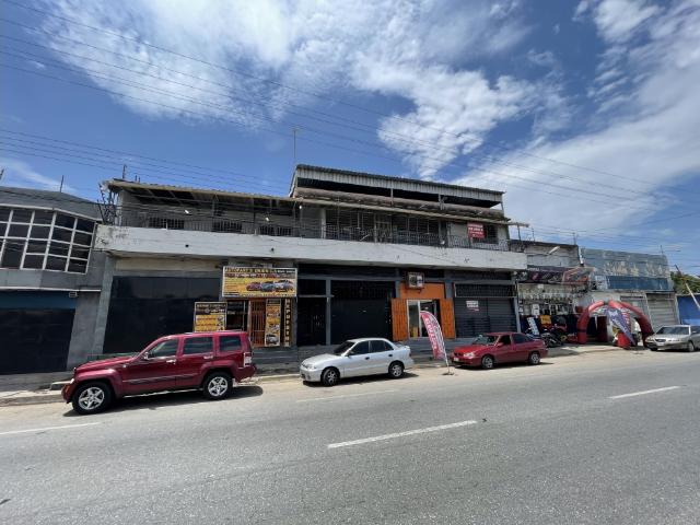 Edificio con Apartamentos y Locales en Avenida Aragua Maracay