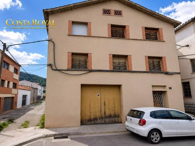 Edificio con gran parcela y múltiples posibilidades de inversión en La Pobla de Claramunt