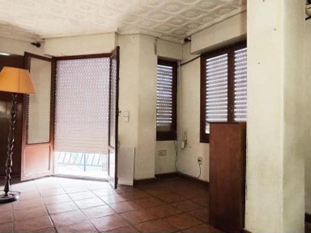 Edificio con local y vivienda para inversión en el centro de Dolores