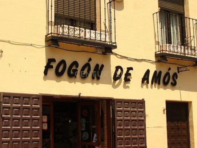 Edificio con negocio