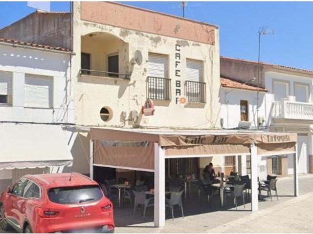 Edificio con negocio de hostelería y amplia vivienda en el centro de Riolobos