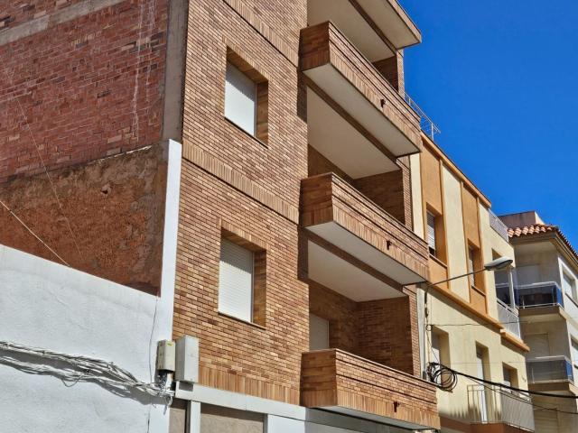 Edificio con pisos de obra nueva con muchas posibilidades