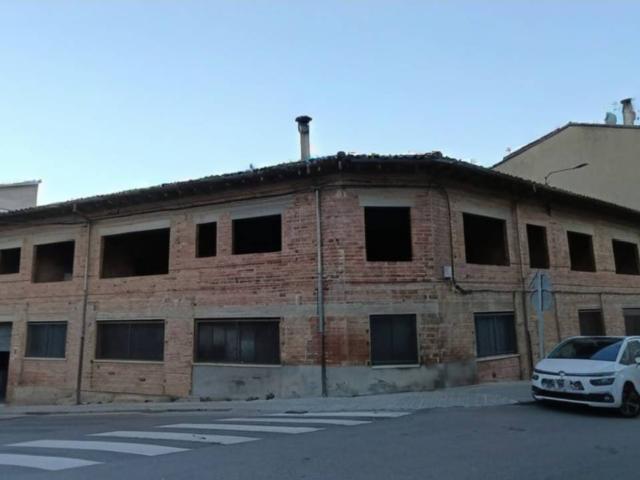 Edificio con proyecto para la construcción de viviendas