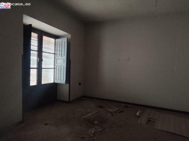 edificio de tres alturas con local comercial en calle Emilio Castelar