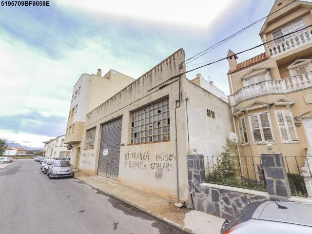 Edificio de viviendas, local y garajes en C/ Montells Amposta