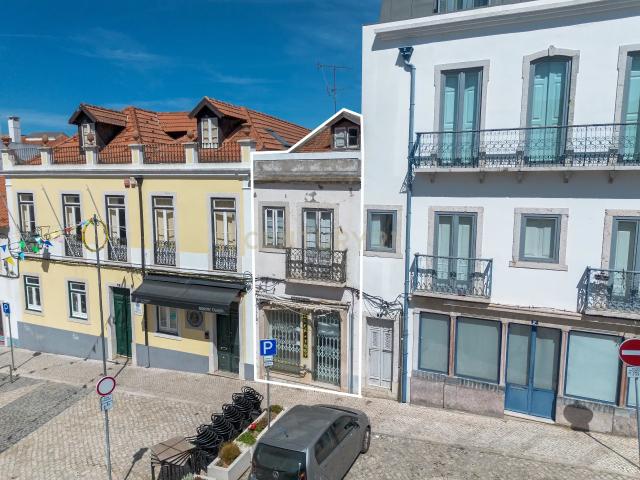 Prédio com Elevado Potencial de Investimento em Almada