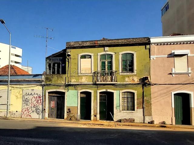 Edifício de dois pisos em pleno coração da cidade Montalvão para reconstruir de Setúbal