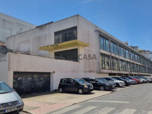 Edificio de escritórios com 4 pisos