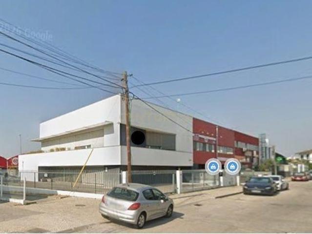 Edifício de Escritórios de 645m2 com Estacionamento