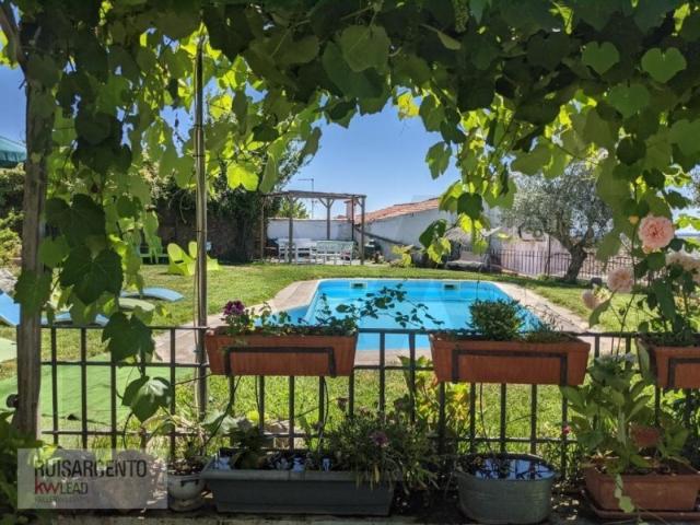 Edificio de habitação com 7 suítes, sala de refeições, sala de jogos, jardim e Piscina