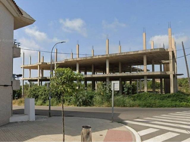 Edificio de obra parada en construcción en Alcanar