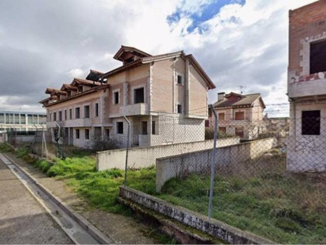 Edificio de obra parada en construcción en Briviesca.