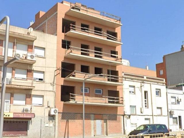 Edificio de obra parada en construcción en Gavà