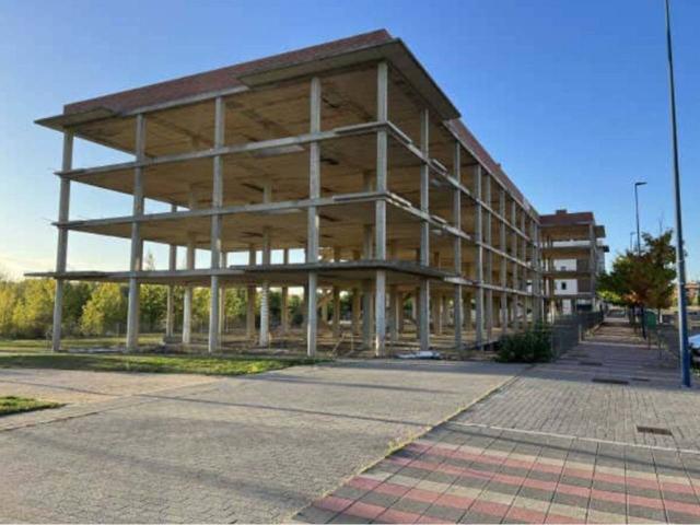 Edificio de obra parada en construcción en León