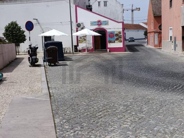 Edifício dois/três pisos