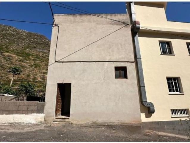 Edificio dos viviendas, local y aparcamiento a reformar en venta en Valleseco