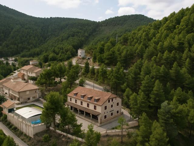Edificio, Elche de la Sierra