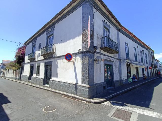 Edifício em Praça Histórica | Vila Franca do Campo