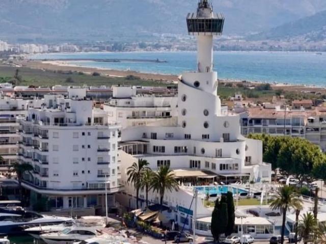 Edificio emblemático en Empuriabrava con potencial para exclusivo Yacht Club o hotel de lujo