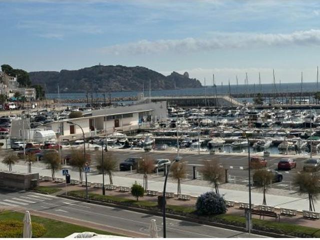 EDIFICIO EN 1º LINEA DE MAR