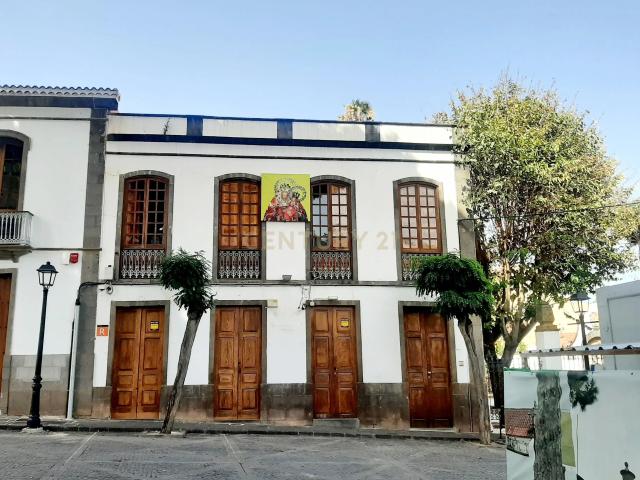 Edificio en Teror frente a la Patrona de Gran Canaria. Basílica Nuestra Señora del Pino