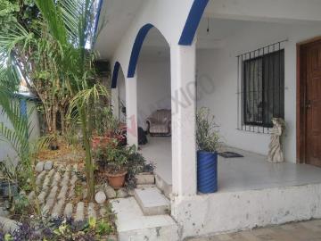Edificio en Venta con 3 Departamentos ubicado en Los Laureles