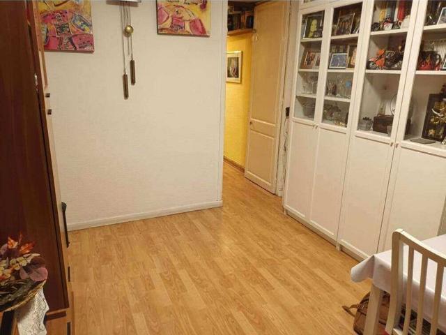 Edificio en venta en calle De Cardó, Barcelona, de 240 m² por 580.000