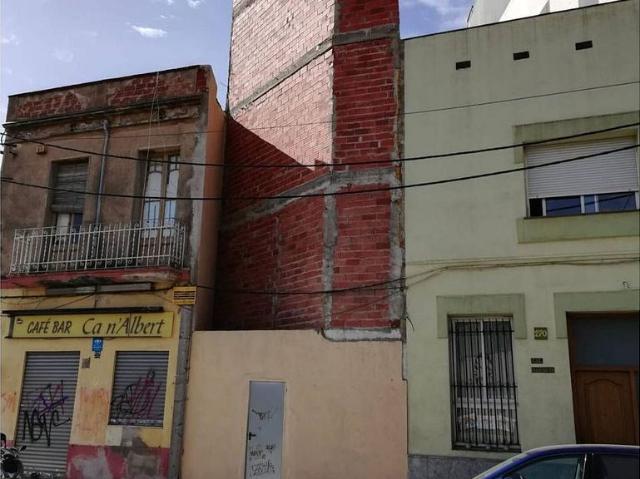Edificio en venta en calle De Les Tres Creus, Sabadell, de 435 m² por 299.000