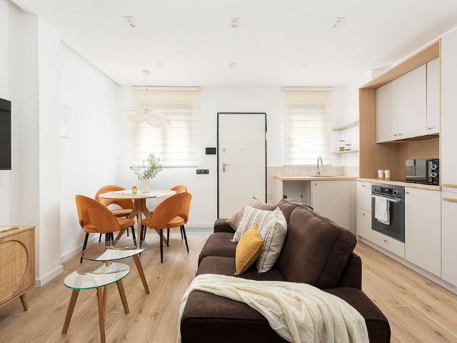 Edificio en venta en calle De Súria, Badalona, de 141 m² por 480.000